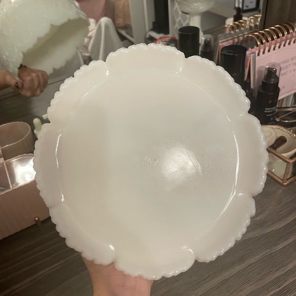 Milk glass rose bowl - Picture 7 of 7